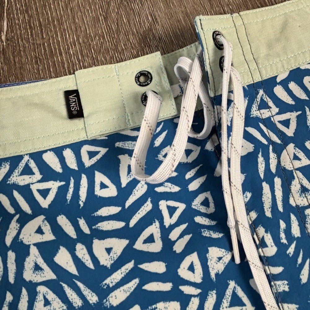 Vans Off The Wall Positive Vibe Warriors Mens 32 Blue Geometric 9" Board Shorts - Picture 2 of 8